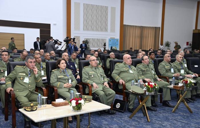 الجزائر:
      قائد
      الجيش
      يبحث
      حماية
      المنشآت
      الحيوية
      من
      «تهديدات
      جديدة»