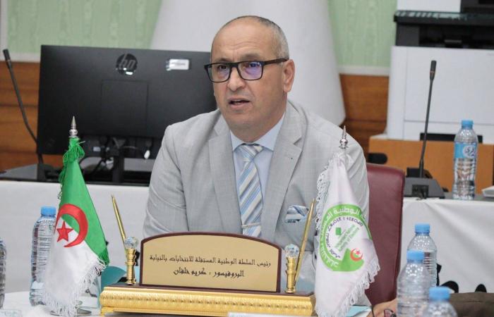 الجزائر:
      قائد
      الجيش
      يبحث
      حماية
      المنشآت
      الحيوية
      من
      «تهديدات
      جديدة»