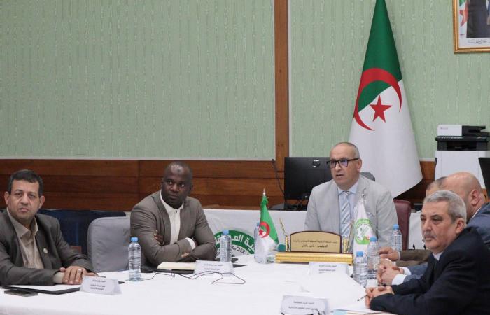 الجزائر:
      قائد
      الجيش
      يبحث
      حماية
      المنشآت
      الحيوية
      من
      «تهديدات
      جديدة»