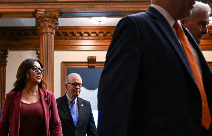 ترمب
      يقيل
      وزيرة
      أقامت
      علاقة
      غرامية
      مع
      أحد
      مرؤوسيها