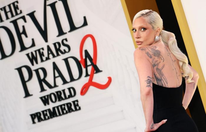 ليدي غاغا تخطف الأنظار بفستان يُبرز وشوم جسدها في نيويورك