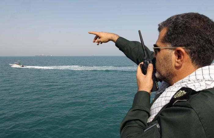 الحرس الثوري الإيراني يُعلن احتجاز سفينتين في مضيق هرمز