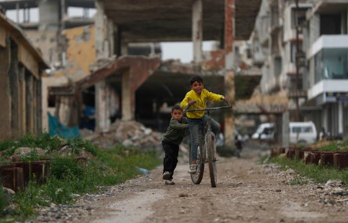 «داعش»
      يغيّر
      أولوياته
      ويسعى
      لرفع
      «تكلفة
      الحكم»
      في
      سوريا