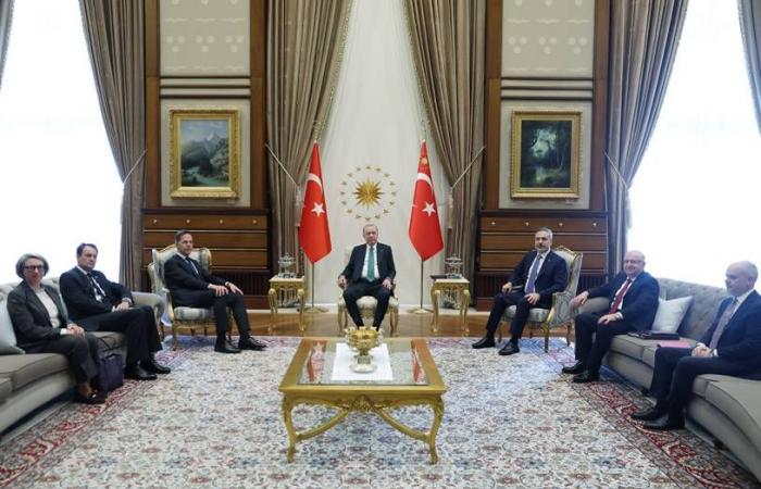 قاليباف:
      الهدنة
      غير
      منطقية
      ما
      دام
      ينتهكها
      الحصار
      البحري