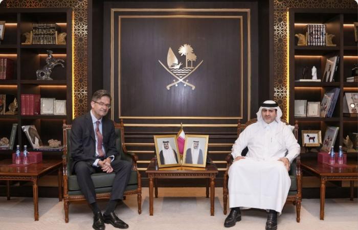 محافظ مصرف قطر المركزي يجتمع مع السفير الألماني