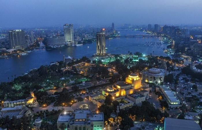 سكان مصر يعيدون ضبط ساعاتهم منتصف ليل الخميس