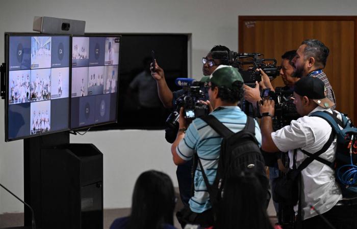 السلفادور
      تحاكم
      المئات
      من
      عصابة
      «إم
      إس-13»
      بتهم
      ارتكاب
      47
      ألف
      جريمة