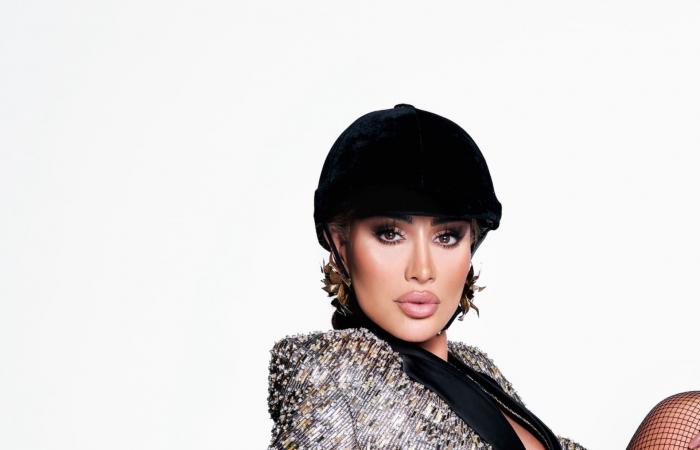 خوذة مخملية وضفيرة شعر.. مايا دياب تستحضر عالم الفروسية في إطلالة جريئة