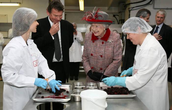 عن
      الرقص
      الصباحي
      وغسل
      الصحون...
      مساعدة
      الملكة
      إليزابيث
      تكشف
      بعضاً
      من
      كواليسها