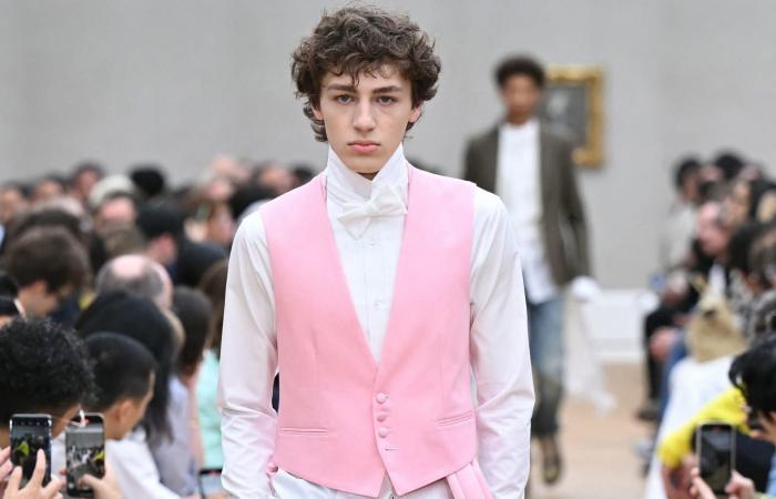 أول حفاض أطفال يتحوّل إلى قطعة كوتور.. طفلة ريانا تخطف الأضواء من والدتها