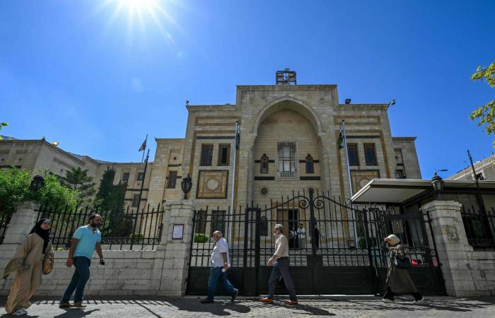 لبنان
      يجدد
      ثوابت
      التفاوض:
      انسحاب
      كامل
      ولا
      منطقة
      عازلة