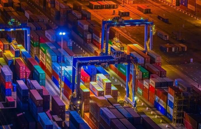 قفزة
      في
      صادرات
      السعودية
      غير
      النفطية
      تُعزز
      موقعها
      التجاري
      عالمياً