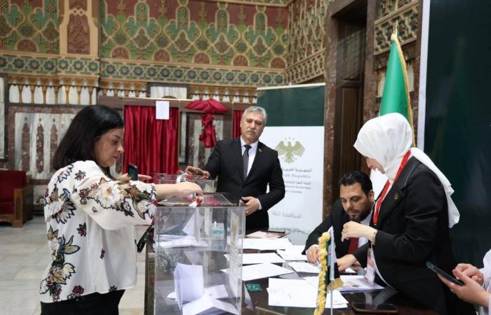 لبنان
      يجدد
      ثوابت
      التفاوض:
      انسحاب
      كامل
      ولا
      منطقة
      عازلة