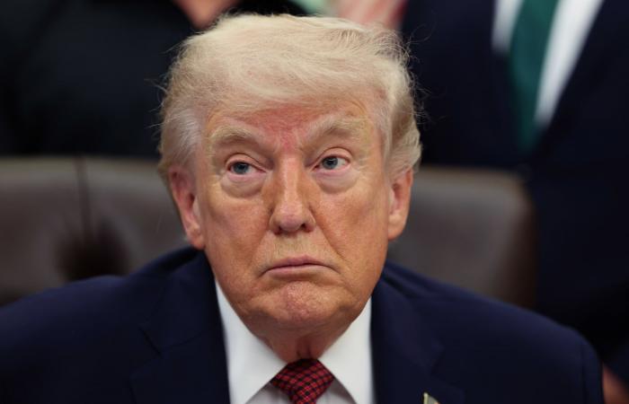 ترامب يصدر أوامر للبحرية الأمريكية باستهداف أي قارب إيراني يزرع ألغامًا في مضيق هرمز