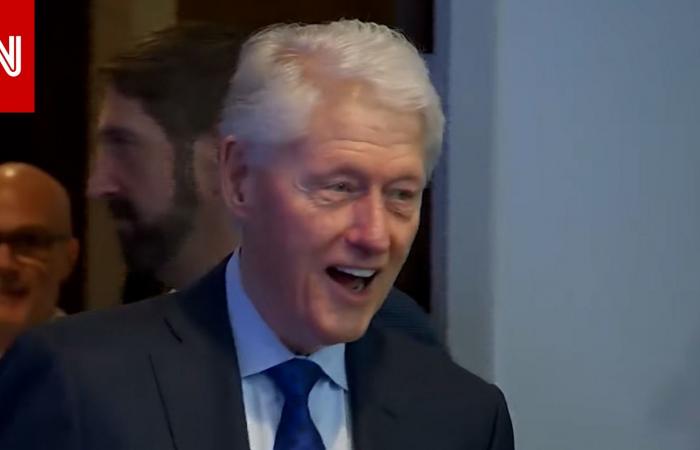 متابعة: بيل كلينتون يظهر بشكل مفاجئ في مؤتمر صحفي لفريق رياضي