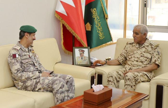 رئيس الأركان البحريني يلتقي الأمين المساعد للشؤون العسكرية بمجلس التعاون