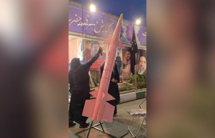 صواريخ ومركبات "وردية".. حملة مثيرة للجدل في إيران لجذب النساء