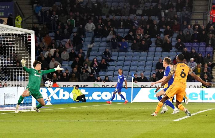 قصة
      انهيار
      ليستر
      سيتي...
      كيف
      هبط
      بطل
      الدوري
      السابق
      للدرجة
      الثالثة؟