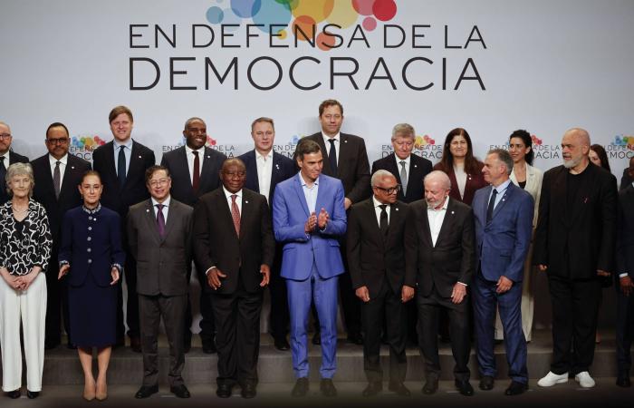 سانشيز
      «غير
      قلق»
      حيال
      تهديدات
      بتعليق
      عضوية
      بلاده
      في
      «الناتو»