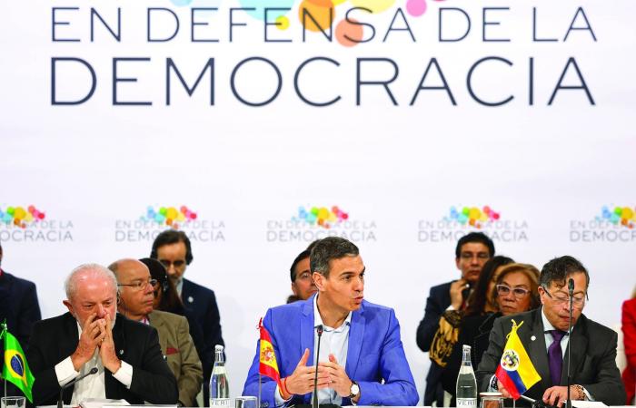 سانشيز
      «غير
      قلق»
      حيال
      تهديدات
      بتعليق
      عضوية
      بلاده
      في
      «الناتو»