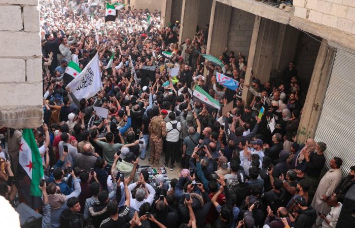 سوريا:
      «عيد
      شعبي»
      بعد
      القبض
      على
      المتهم
      الأول
      بـ«مجزرة
      التضامن»