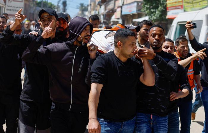 جنود
      وضباط
      إسرائيليون
      ينهبون
      محتويات
      منازل
      جنوب
      لبنان