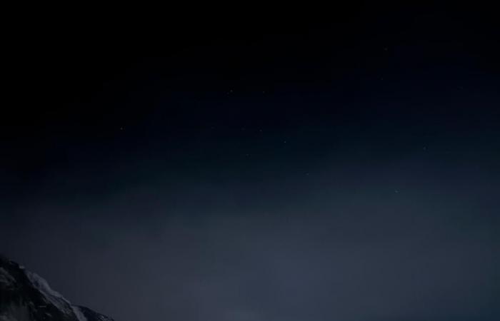 كتلة جليدية تعيق مسار مئات المتسلقين الطموحين لقمة إيفرست