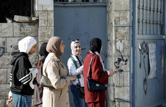 الأولى
      منذ
      اندلاع
      الحرب...
      بدء
      التصويت
      في
      الانتخابات
      البلدية
      بالضفة
      ووسط
      غزة