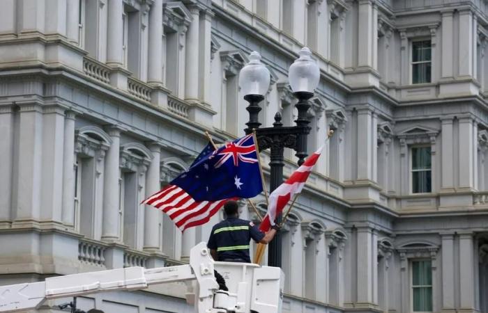 عن طريق الخطأ.. رفع أعلام أستراليا بدلا من بريطانيا قبل زيارة تشارلز لواشنطن