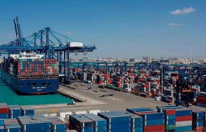 «رؤية
      2030»
      تحوّل
      السعودية
      إلى
      منصة
      لوجستية
      عالمية