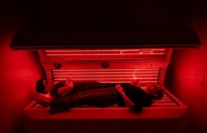 العلاج بالضوء الأحمر والساونا.. فائدة حقيقية أم مجرد صيحة؟