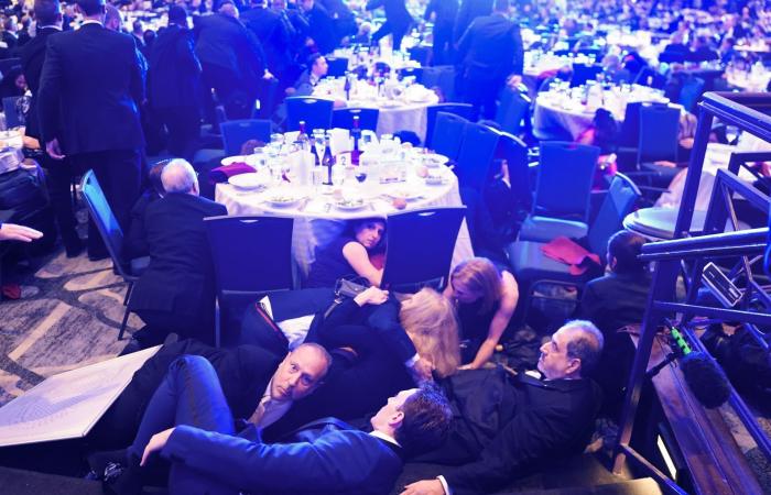 متابعة: تحديث مباشر.. إخلاء ترامب خلال حفل عشاء مراسلي البيت الأبيض وفيديو محاولة المسلح الاقتحام وأول تعليق للرئيس