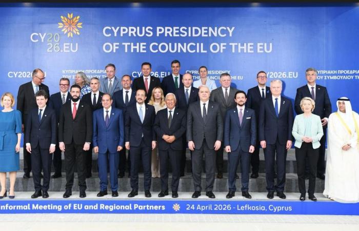 العليمي
      يشدد
      على
      تسريع
      الإصلاحات
      واستعادة
      الثقة
      الدولية