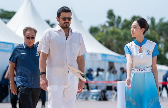 رئيس المجلس الأولمبي الآسيوي يتوّج الفائزات في سباق التتابع 4×60 متر للسيدات في "سانيا 2026"