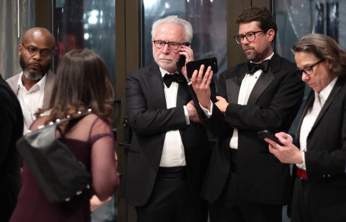 متابعة: تحديث مباشر.. إخلاء ترامب خلال حفل عشاء مراسلي البيت الأبيض وفيديو محاولة المسلح الاقتحام وأول تعليق للرئيس