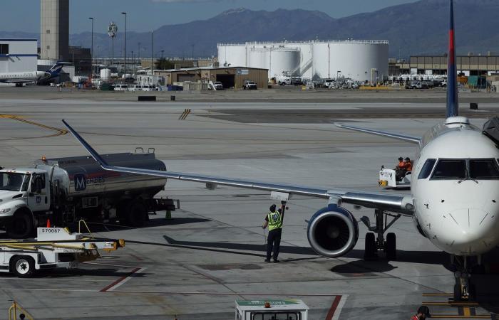 حتى في حال هبوط أسعار الوقود.. لماذا قد تتمسك شركات الطيران بأسعار التذاكر المرتفعة؟