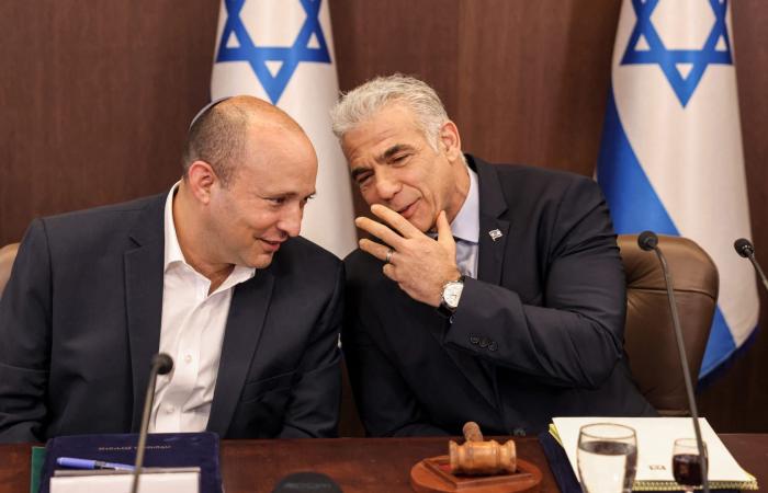 "معا".. بينيت ولابيد يعلنان اندماج حزبيهما للإطاحة بنتنياهو في الانتخابات المقبلة