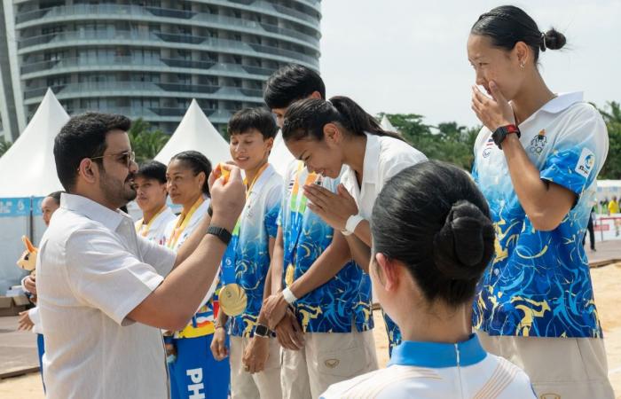 رئيس المجلس الأولمبي الآسيوي يتوّج الفائزات في سباق التتابع 4×60 متر للسيدات في "سانيا 2026"