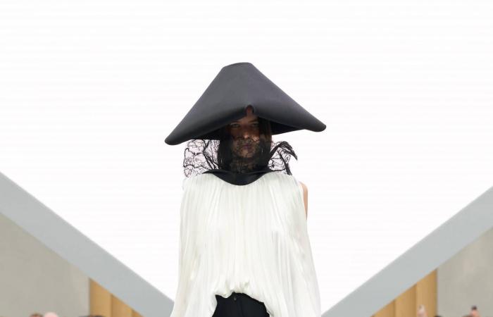 كيف
      تنسّقين
      تنورة
      «الميدي»
      لإطلالة
      أنيقة؟