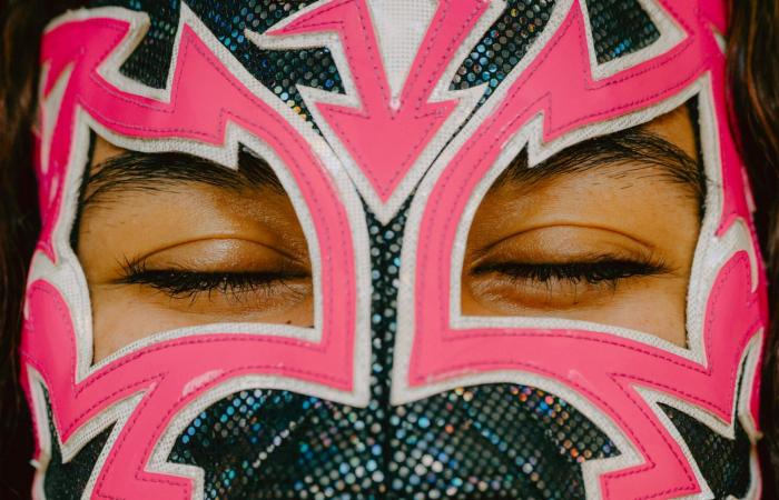 مصورة توثق الحياة السرية لنساء يقتحمن حلبات المصارعة في المكسيك