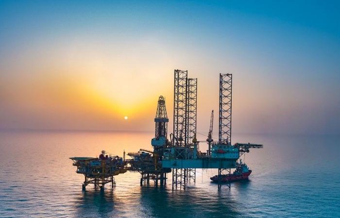 أسعار النفط تسجل أعلى مستوى في أسبوعين عند التسوية