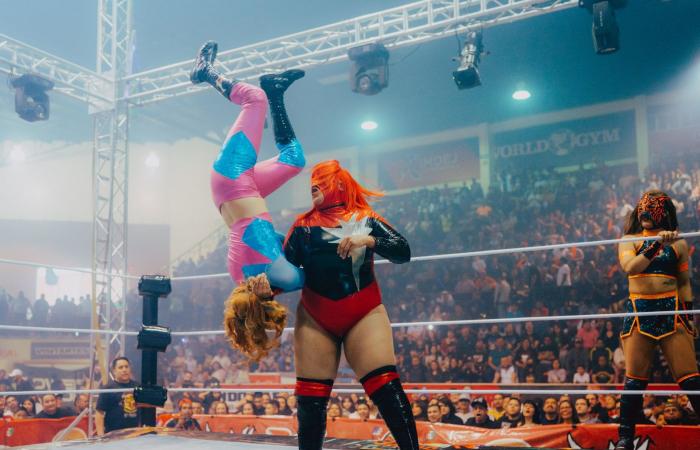 مصورة توثق الحياة السرية لنساء يقتحمن حلبات المصارعة في المكسيك