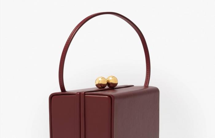 حقائب
      اليد
      هذا
      الموسم...
      تصاميم
      تجمع
      بين
      الإبداع
      والهوية