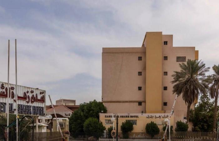 بعد
      68
      عاماً...
      فندق
      «زهرة
      الشرق»
      يغادر
      المشهد
      العمراني
      لمدينة
      الرياض