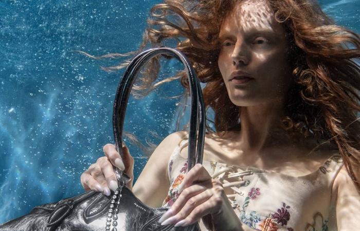 حقائب
      اليد
      هذا
      الموسم...
      تصاميم
      تجمع
      بين
      الإبداع
      والهوية