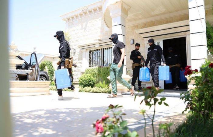 سوريا:
      تفكيك
      شبكة
      «إرهابية»
      في
      حمص...
      وأخرى
      «دولية»
      لتهريب
      المخدرات