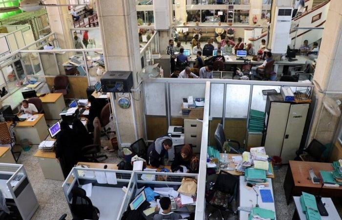 أزمة
      السيولة
      تربك
      الاقتصاد
      اليمني
      وتعطل
      صرف
      الرواتب