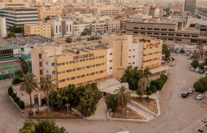 بعد
      68
      عاماً...
      فندق
      «زهرة
      الشرق»
      يغادر
      المشهد
      العمراني
      لمدينة
      الرياض