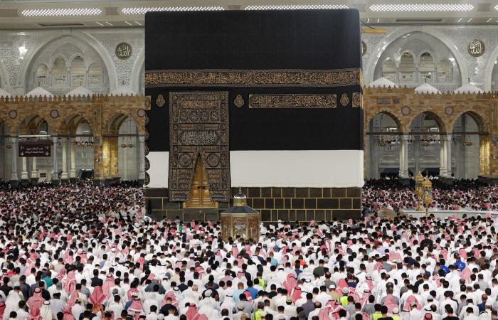 السعودية تستقبل حجاج إيران بالورود وحقائب الهدايا