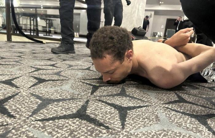 البيت
      الأبيض
      يناقش
      الأمن
      الرئاسي...
      ويدعم
      قيادة
      «الخدمة
      السرية»